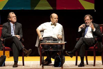 De derecha a  izquierda, Cebrián, Francisco Iturraspe y  Anderson, en el congreso de periodismo.