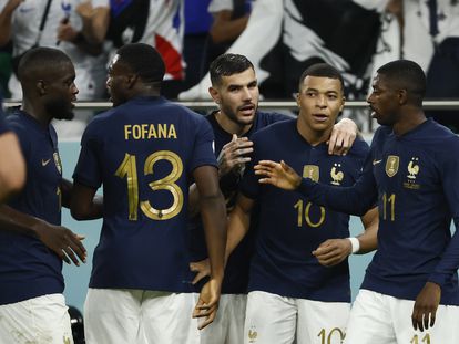 GR7006. DOHA (CATAR), 04/12/2022.- Jugadores de Francia celebran un gol hoy, en un partido de los octavos de final del Mundial de Fútbol Qatar 2022 entre Francia y Polonia en el estadio Al Zumama en Doha (Catar). EFE/José Méndez
