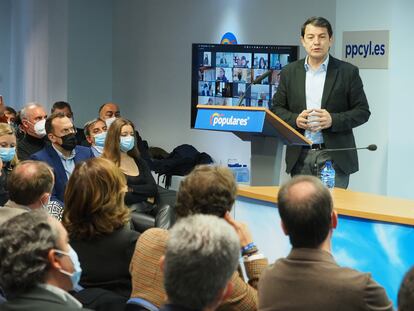 El presidente del PP en funciones de la Junta de Castilla y León, Alfonso Fernández Mañueco, tras reunir a la junta directiva autonómica de su partido este martes.