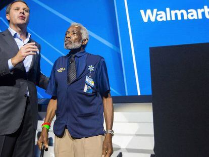 El consejero delegado de Walmart con un empleado
