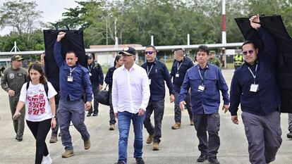 Gustavo Petro al llegar hoy a Caucasia, región del Bajo Cauca, Colombia.