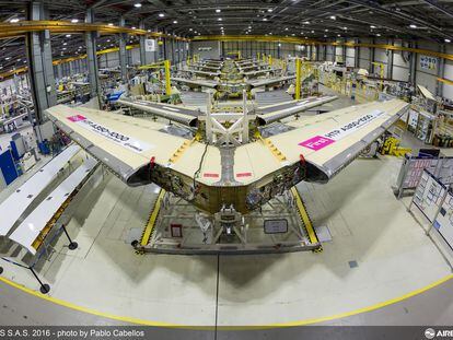 Ensamblaje del ala del A350 en la factoría de Getafe.