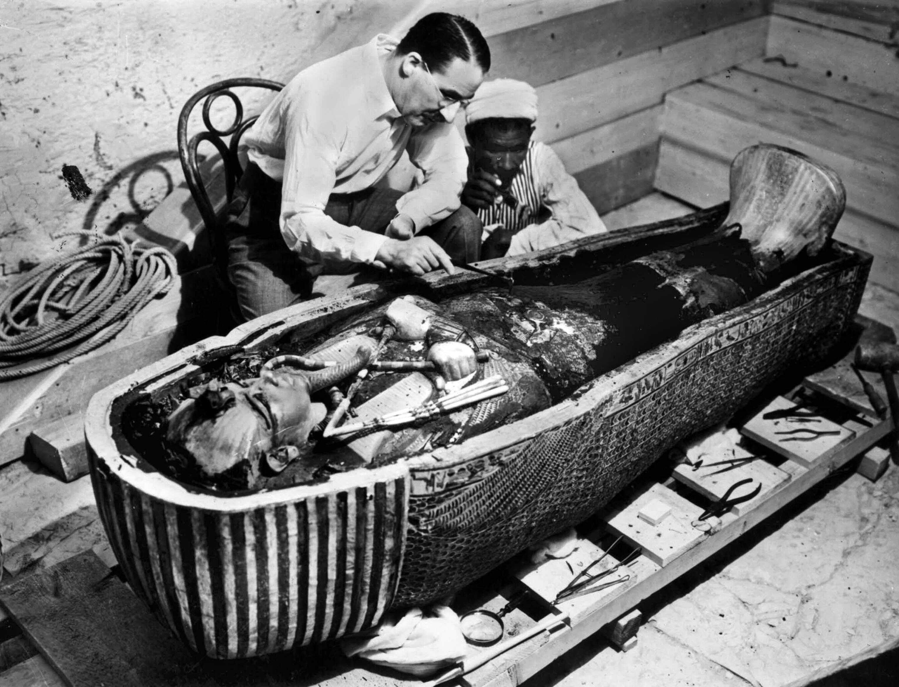Howard Carter examina el sarcófago de Tutankamón, en 1922.