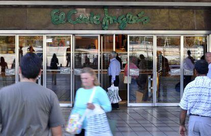 Entrada principal de ' El Corte Inglés' del Paseo de la Castellana.