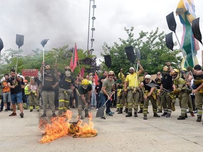 Trabajadores del operativo contra incendios forestales de Castilla y León protestan ante el parlamento autonómico por la gestión del fuego de la Sierra de la Culebra, este miércoles.