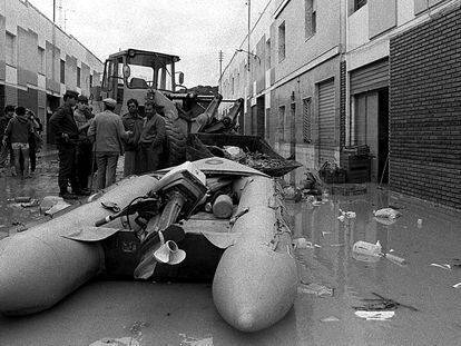 Imagen tomada el 20 de octubre de 1982 en Alzira (Valencia), tras inundaciones provocadas por la rotura de la presa de Tous.