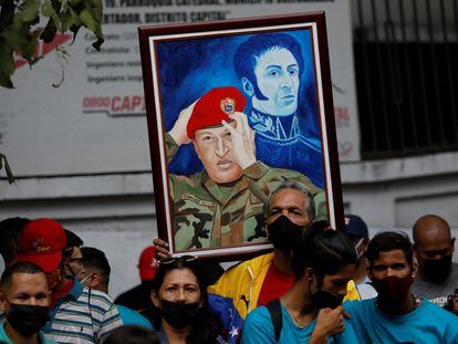 Un grupo de ciudadanos sostiene un retrato con la imagen del expresidente Hugo Chávez en el cierre de campaña de Carmen Meléndez, candidata a la alcaldía de Caracas, el 18 de noviembre.