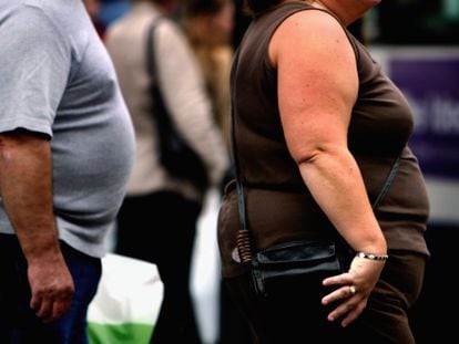 Dos personas con obesidad caminan por una calle de Glasgow, en Reino Unido.