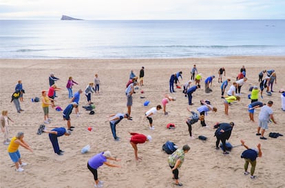 Typical scene on Poniente beach, near the bar.