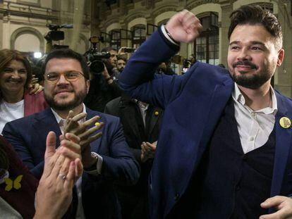 El candidato de ERC, Gabriel Rufian (a la izquierda), celebra los resultados electores.