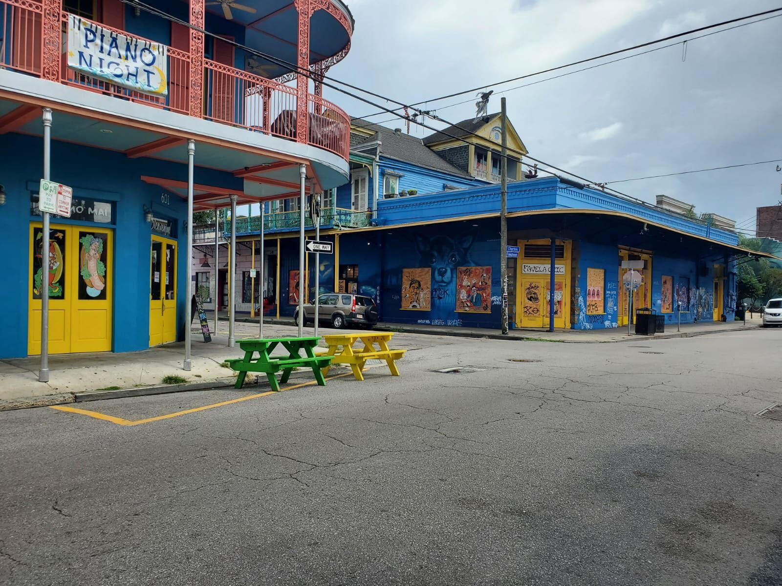Frenchment Street, una zona muy popular de clubes en Nueva Orleans, vacía por la pandemía.