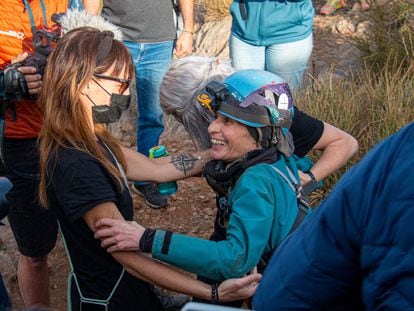 La alpinista y escaladora Beatriz Flamini, a la derecha, es recibida este viernes a su salida de la cueva de Motril (Granada), tras permanecer en su interior durante 500 días.