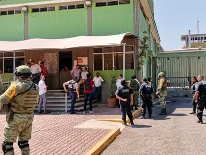 Miembros del Ejército y la Policía Estatal, a las afueras del penal donde ocurrió un motín en Colima, este martes.