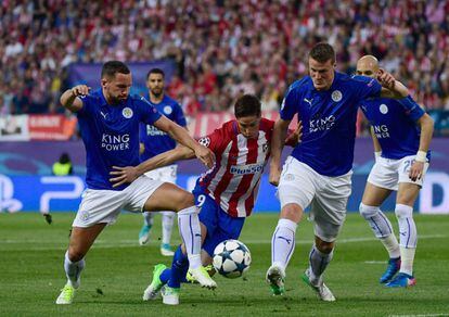 El centrocampista del Leicester, Marc Albrighton (i) y el defensa Robert Huth (d) compiten con Fernando Torres en un momento del partido. 