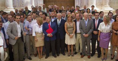 Alcaldes y diputados del PP, con Javier Arenas al frente, ante la puerta del sal&oacute;n de plenos del Parlamento.