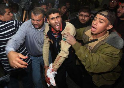 Un herido palestino es trasladado después del ataque ocurrido este sábado en la franja de Gaza.