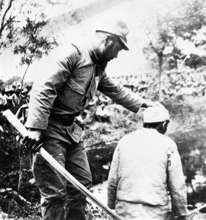 Soldado japonés a punto de ejecurar a un civil chino en Nankín.