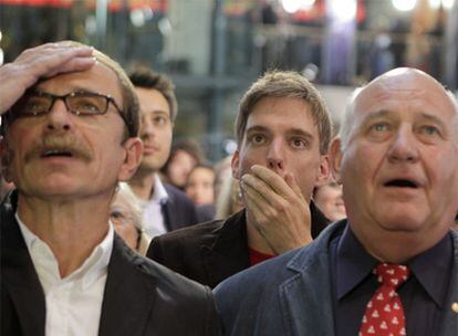 Partidarios del SPD reaccionan a la publicación de los primeros datos electorales.