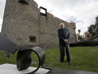 El artista Martín Chirino, en el exterior del Castillo de la Luz de Las Palmas de Gran Canarias, en 2015. 