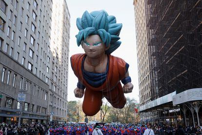 Los globos que sobrevuelan las principales avenidas de la ciudad llegan a alcanzar alturas de hasta 18 metros. En la imagen, un globo de Goku durante el desfile de este jueves. 