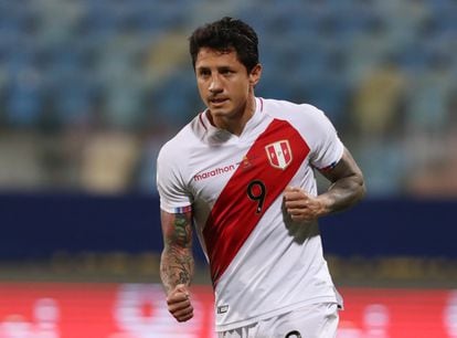 Gianluca Ladapula, attaccante del Perù, festeggia il gol ai rigori contro il Paraguay, in Copa América.