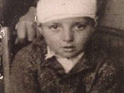 El petit Vicente amb el cap embenat al 1939.