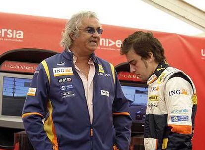 Fernando Alonso junto a Flavio Briatore, la temporada pasada.