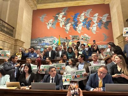 Representantes en la cámara baja del Congreso de Colombia festejan la aprobación de la reforma a la Salud, el 5 de diciembre de 2023 en Bogotá.
