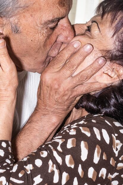 A kiss between Carlos and Carmela.