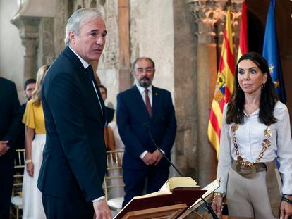 El recién investido presidente de Aragón, Jorge Azcón (PP), durante la toma posesión del cargo este viernes en la sede de las Cortes, junto a la presidenta de las Cortes, Marta Fernández (Vox).