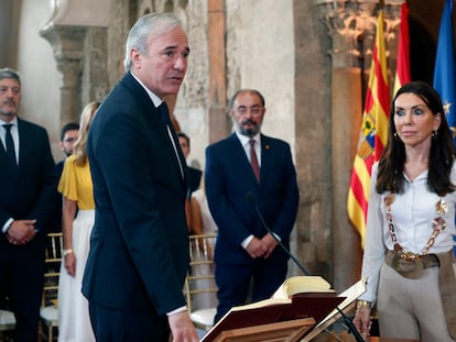 El recién investido presidente de Aragón, Jorge Azcón (PP), durante la toma posesión del cargo este viernes en la sede de las Cortes, junto a la presidenta de las Cortes, Marta Fernández (Vox).