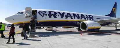 Un avión de Ryanair en el aeropuerto de Fráncfort (Alemania).