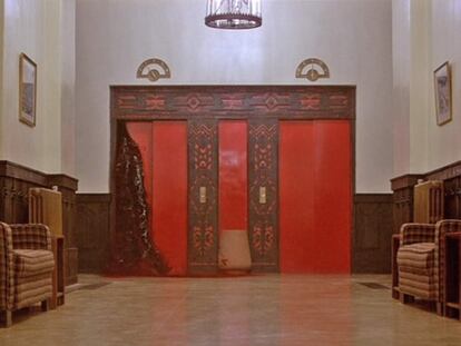 El famoso ascensor que sangra en la película 'El resplandor', de Stanley Kubrick.