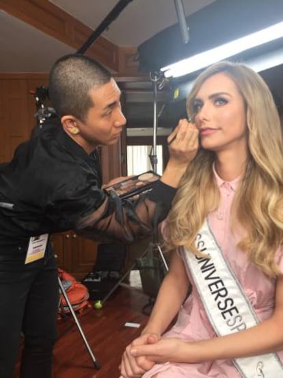 Nishimura con la candidata española a Miss Universo, en 2018 en Bangkok (Tailandia).