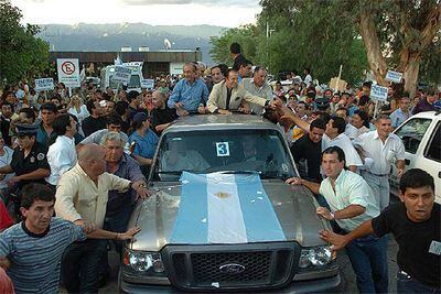 El ex presidente Carlos Menem, el miércoles tras aterrizar en La Rioja, su provincia natal.