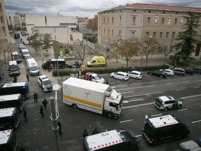 Momento en el que el cami&oacute;n y la guardia civil llevaban las piezas desde el Museo de Lleida a Sijena en diciembre.