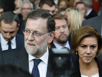 El presidente del gobierno, Mariano Rajoy, y Mariadolores de Cospedal a la salida del Tanatorio Municipal de Valencia.