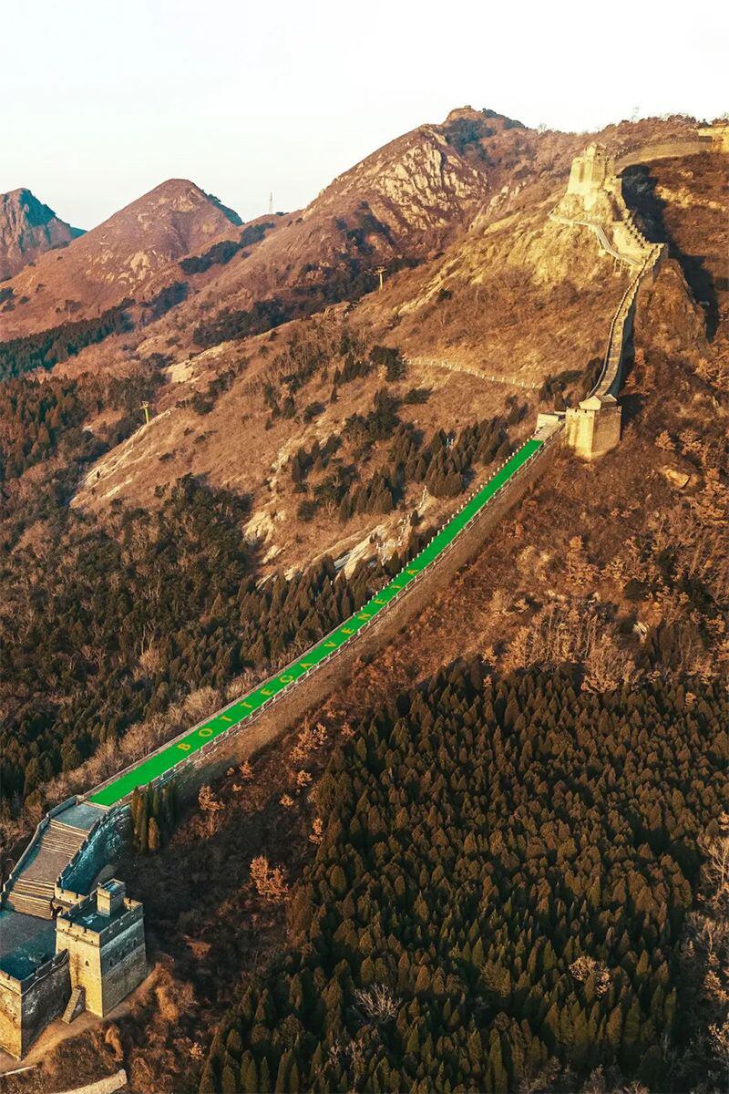 El furor por el verde ha llegado hasta la Gran Muralla China con una inusual campaña publicitaria de Bottega Veneta.