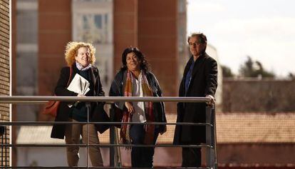 De izquierda a derecha, Mirta Núñez, Almudena Grandes y Julián Casanova, en las instalaciones de EL PAÍS.
