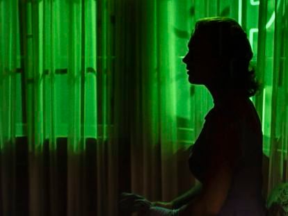 Alfred Hitchcock a 'Vertigo' (1958) tria que les escenes dedicades a la fantasmal Judy (Kim Novak) siguin banyades en llum verda.