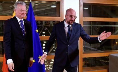 El presidente del Consejo Europeo, Charles Michel, recibe al presidente lituano Gitanas Nauseda en Bruselas este lunes.