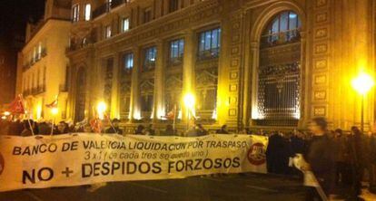 Manifestaci&oacute;n en Valencia de afectados por los ERE en Bankia y Banco de Valencia.