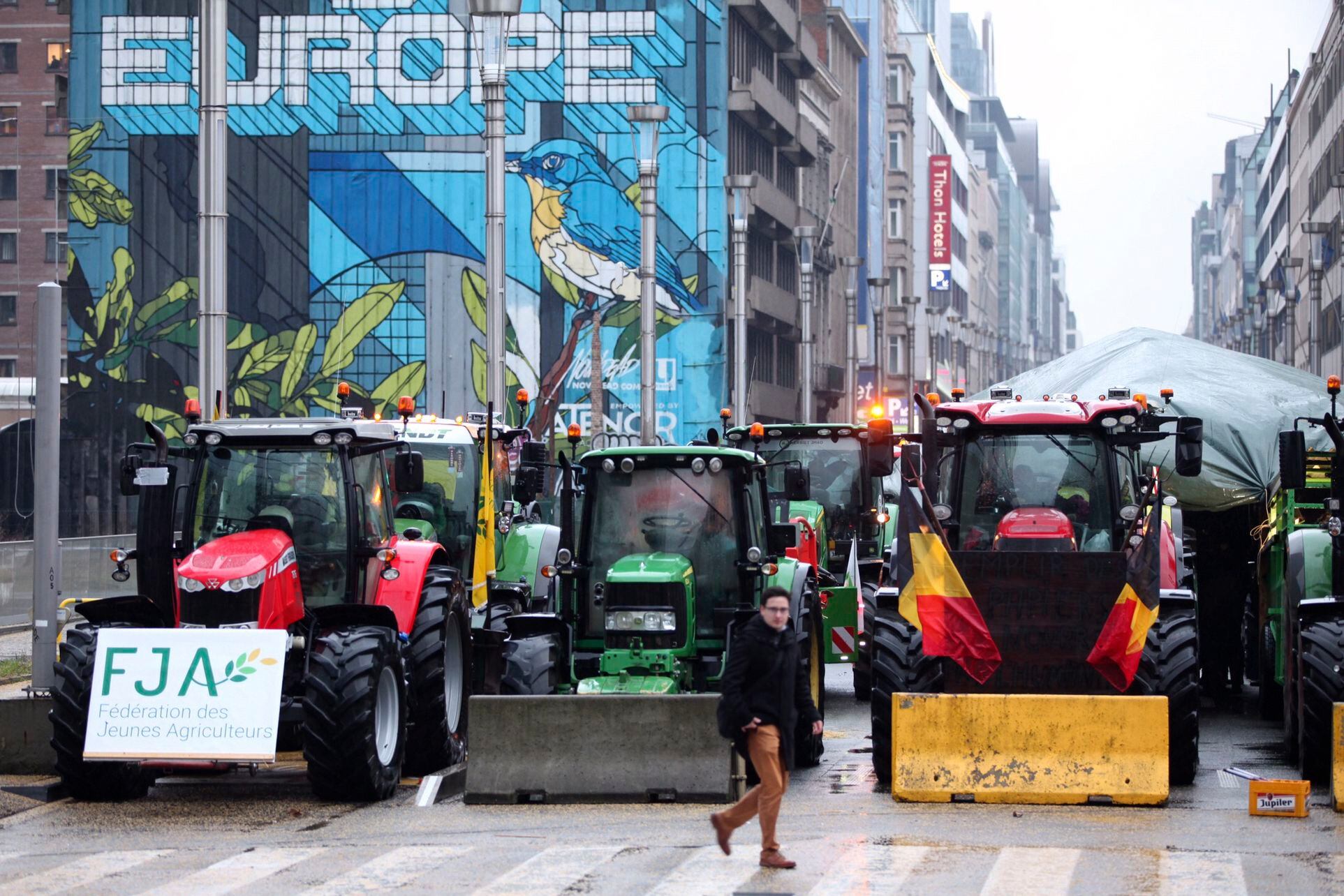 Decenas de tractores permanecen parados en el centro de Bruselas este lunes durante las protestas de agricultores. 