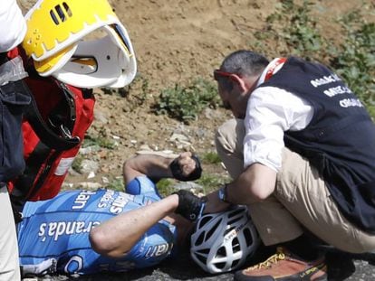 Los equipos médicos atienden a Goolaerts tras sufrir una caída en la París-Roubaix.