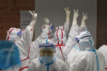 Las medidas extremas de autoprotección ayudaron a frenar la expansión del virus entre el personal médico de Wuhan.