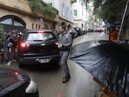 Reporteros gráficos en las afueras del que se cree que es el domicilio de Carlos Ghosn en Beirut.