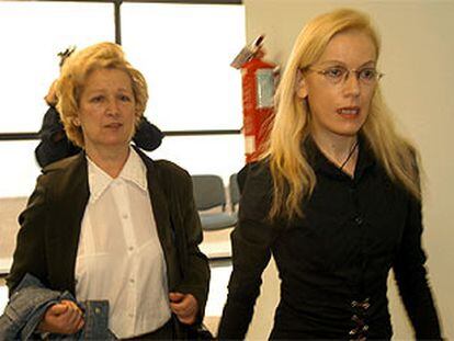 Susana Javaloyes (a la derrecha), a su llegada a la Audiencia de Alicante.