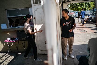Un hombre compra jeringas para inyectarse fentanilo en la colonia Zona Norte (Tijuana), en octubre de 2022.