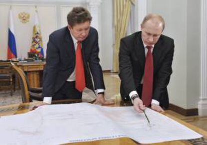 El presidente de Rusia, Vladimir Putin (d), y el director ejecutivo de la compañía energético Gazprom, Alexei Miller, durante su encuentro en la residencia Novo-Ogaryovo, Rusia. EFE/Archivo