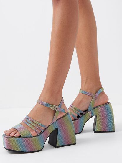 Nada para un verano a lo Studio 54 como estas sandalias de purpurina multicolor y plataformas XL de Nodaleto.

550€